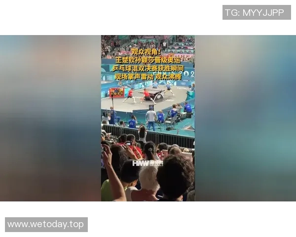 球员赛场求婚成功，观众掌声雷动