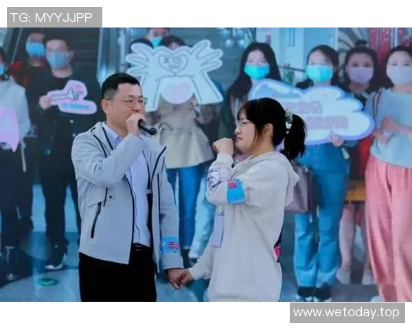 球迷看台真情告白成功全场掌声雷动见证浪漫瞬间